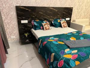 Golden palace studio