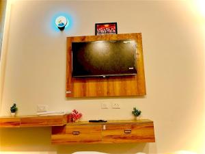 Golden palace studio
