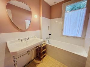 Maisons de vacances Maison d'exception a 80m de la plage avec acces direct, proche commerces, terrasse, BBQ, WiFi inclus - FR-1-361-375 : photos des chambres