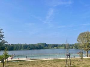 Chalet familial dans camping avec étang de pêche - FR-1-489-405