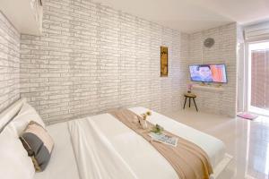 Cozy Living Studio above Mall with Pool View at Bassura city Apartment By Travelio