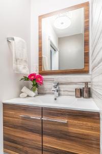 Modern City Suite with Rooftop Patios