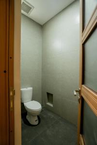 Giường Đơn Trong Phòng Ngủ Tập Thể 6 Giường (Single Bed in 6-Bed Dormitory Room)