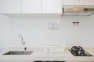 Nice and Comfort Studio Room at Sky House BSD Apartment By Travelio