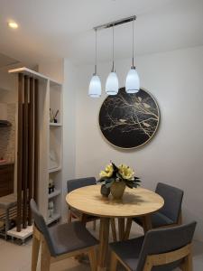 Jasmine - Two Bedroom Condo Unit with Balcony