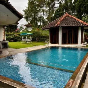 Villa Bougenville 2 B-1 Private Pool - Pacet