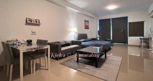 SS15 Courtyard Subang Jaya Sunway 4 Pax 2 QueenBed Studio Big 65 Inch TV Netflix WiFi