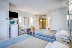 Quadruple Room - Non Smoking room in Motel 6-Menomonie WI