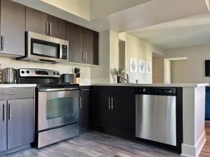 2BD 2BA Santa Monica Apartment with Relaxing Pool View