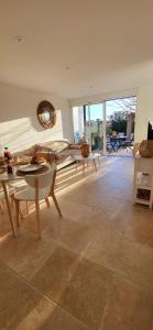 Bambou Beach 30m from the beach Renovated Air-conditioned Private car pa