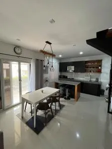 Charming 2BR Corner Home with relaxing Lanai Area - Limay