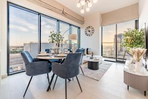 City Views 1BR Close to Golf Course & Attractions, Binghatti Venus, Jumeirah Village Circle by Deluxe Holiday Homes