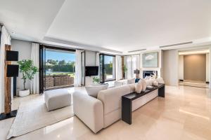 VACATION MARBELLA I Villa Milka, Frontline Golf, Giant Private Heated Pool, Close to High-end Restaurants, 8min Puerto Banus, Cine Room