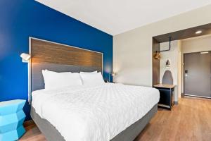 King Room with Walk-In Shower room in Tru by Hilton Dixon