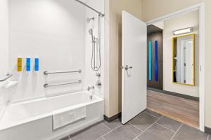 King Room with Bath Tub - Mobility Access room in Tru by Hilton Dixon