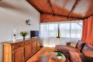 Maisons de vacances Charmante maison en pierre avec piscine pour 6 : photos des chambres