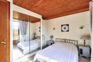 Maisons de vacances Charmante maison en pierre avec piscine pour 6 : photos des chambres