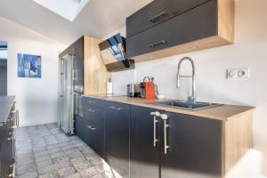 6 adultes et 2 enfants - piscine et accès plage direct