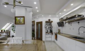 Charming & Cozy 2BD Apartment with Natural Light by Flat Mаnager