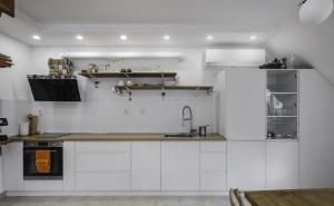 Charming & Cozy 2BD Apartment with Natural Light by Flat Mаnager