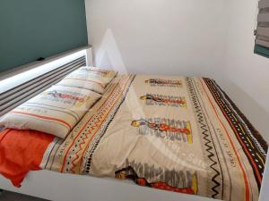 T2 loggia, residence avec piscine entre ville et plages