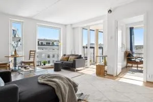 Seaside Promenade Strolls from a 2BR Downtown Home - Glomfjord