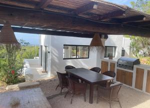 Sunset villa with pool and seaview