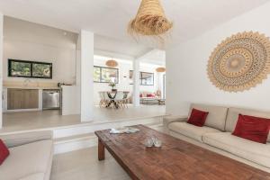 Sunset villa with pool and seaview