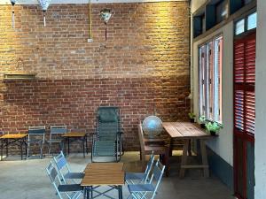 Via Thakhek Hostel & Cafe