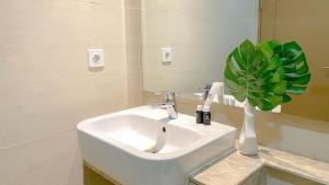 Good and Modern Look Studio at Gold Coast Apartment By Travelio