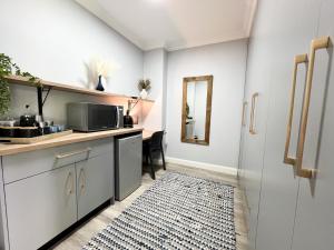 Afrique134 Willow Tree Private Garden Suite