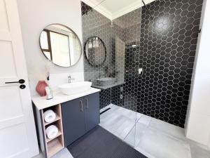 Afrique134 Willow Tree Private Garden Suite