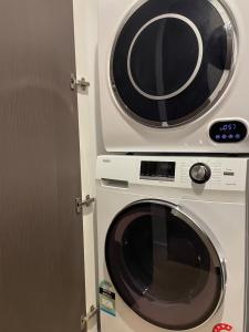 Private Room in Shared Apartment close to CBD