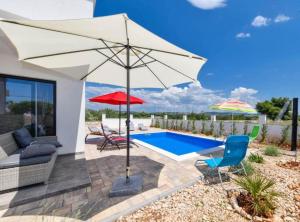 Villa Sunrise with Outdoor Pool