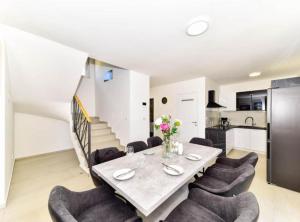 Villa Sunrise with Outdoor Pool