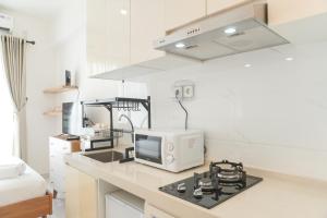 Comfortable Studio at Sky House BSD Apartment next to AEON Mall By Travelio