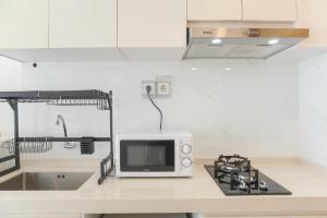 Comfortable Studio at Sky House BSD Apartment next to AEON Mall By Travelio