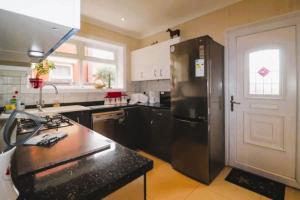 4 Bed House Sleeps 8 - Pet Friendly with Garden
