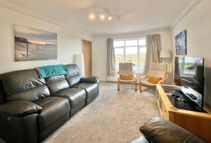 4 Bed Retreat with Balcony & Estuary views