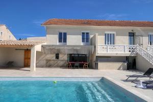 Maisons de vacances Maison coeur de village piscine 6 personnes : photos des chambres