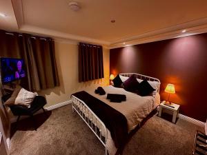 Church View 2 Large en suite bedrooms with KING size beds & Smart TV