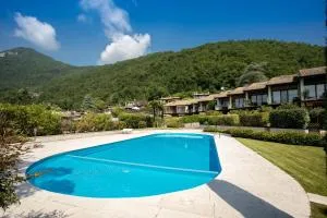 Blue villa with shared pool and private garden near Salo - Barghe