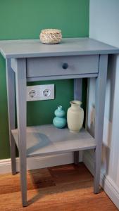 Modern Green Apt w FREE Parking, Projector,Netflix