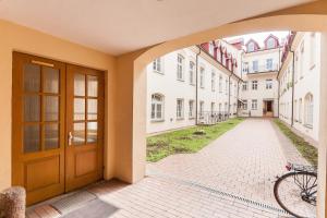 Old town apartment with 3 bedrooms by URBAN RENT