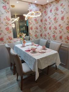 5 min Centro-Estacionamento-Apto 2 dorm-6 pessoas-Ar Cond-Wifi