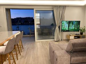 St Pauls Bay Luxury Quiet seafront apartment