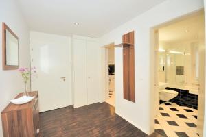 1BR with balcony near lake - Flower 1