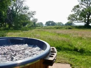Ravenscroft Retreats Glamping - Llanfynydd