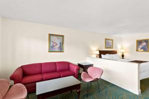 King Suite room in SureStay Plus Hotel by Best Western Susanville