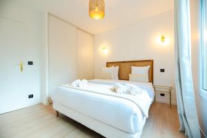 CIA - Flat with Balcony in East Paris, Buttes Chaumont